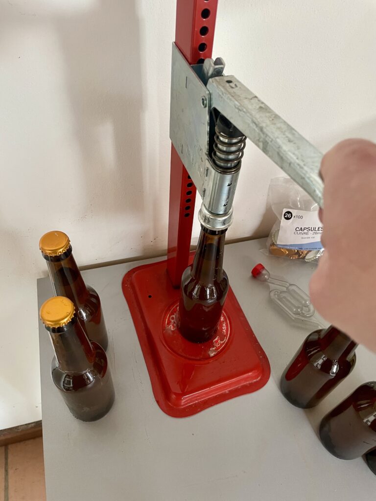 Photo au moment du capsulage des bières